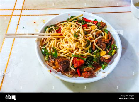  Lagman di Turpan: Una combinazione esplosiva di sapori piccanti e noodles morbidi!