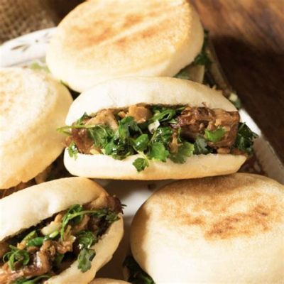  Rou Jia Mo: Un Delizioso Panino Cinese che Scioglie in Bocca con una Ricotta Cremosa e un Sapido Sugo di Maiale