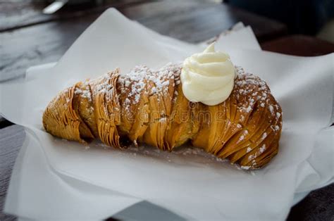 Sfogliatella: Un dolce napoletano che danza sulle note della ricotta e dello zucchero a velo!