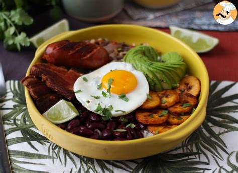 Bandeja Paisa: Un trionfo di sapori rustici e aromi indimenticabili che danzano sulle papille gustative!