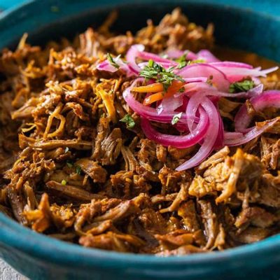  Cochinita Pibil: Un trionfo di sapori speziati e carne tenerissima che si scioglie in bocca!