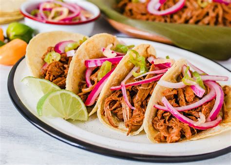  Cochinita Pibil: Un trionfo di sapori dolci e affumicati dalla cucina Yucateca!