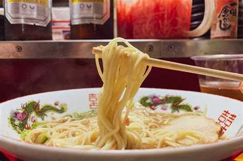  Hakata Ramen: Un delizioso connubio di sapori umami e noodles morbidi che sciolgono in bocca!