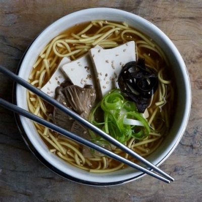   La Sopa di Funghi Shiitake con Tofu Piccante e Soffice: Un Viaggio Gustativo tra Sapori Terrosi e Note Speziate!