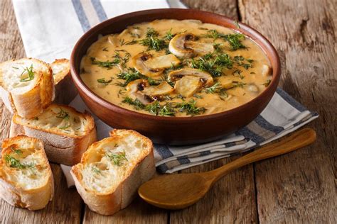  La Zuppa di Funghi di Taian: Un Brodo Rinfrescante Incarnato Nella Dolcezza dei Funghi