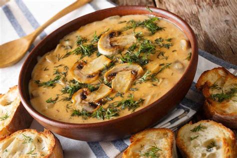  La Zuppa di Funghi Tieling: Una Sinfonia Rusticana di Sapori Terrosi e Fragranti?