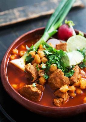  Pozole Rojo: Un trionfo di sapori speziati e una cremosa sinfonia di ingredienti tradizionali!