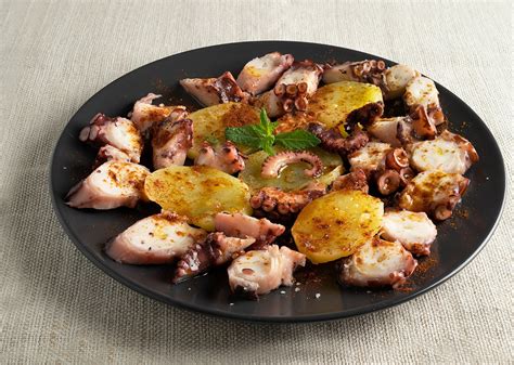 Pulpo a la Gallega! Un piatto di mare gustoso e fresco con una salsa piccante che danza sulle papille gustative