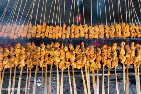  Sate Padang: Un'esplosione di sapori piccanti e una danza di spezie aromatiche!