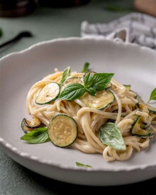  Spaghetti alla Nerano: Una danza di zucchine fritte e mozzarella filante!