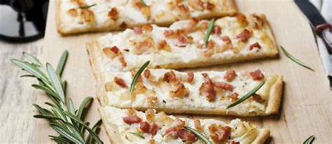  Tarte flambée: Un'esplosione di sapori piccanti e croccanti che ti trasporteranno direttamente nella pittoresca Alsazia!