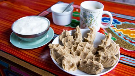   Tsampa con Latte di Yak e Spezie Aromatiche: Cosa rende questo piatto tibetano una vera esperienza culinaria?