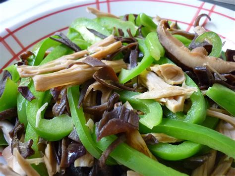  Wok-Fried Mountain Mushrooms and Bamboo Shoots: A Symphony of Earthy Flavors!